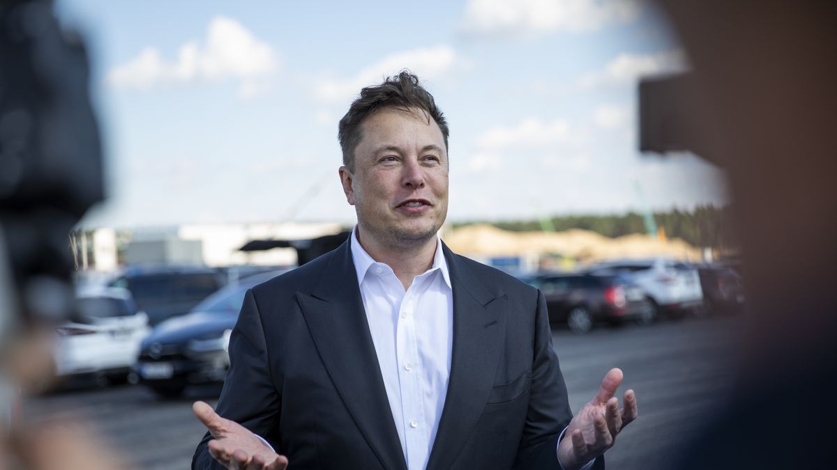 FUERSTENWALDE, GERMANY - SEPTEMBER 03: Tesla head Elon Musk talks to the press as he arrives to to have a look at the construction site of the new Tesla Gigafactory near Berlin on September 03, 2020 near Gruenheide, Germany. Musk is currently in Germany where he met with vaccine maker CureVac on Tuesday, with which Tesla has a cooperation to build devices for producing RNA vaccines, as well as German Economy Minister Peter Altmaier yesterday. (Photo by Maja Hitij/Getty Images)