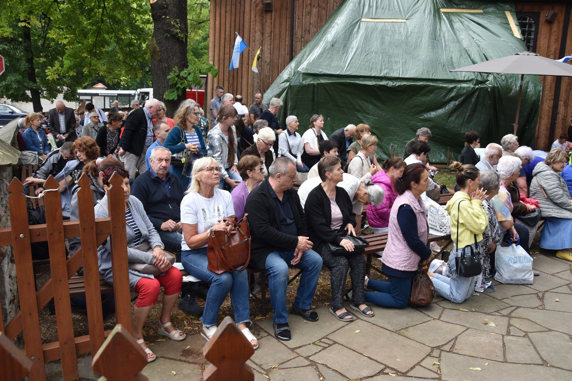 Odpust w sanktuarium Matki Bożej Szkaplerznej na Burku w Tarnowie. Codziennie na msze św. odpustowe do drewnianego kościółka nad Wątokiem licznie przybywają wierni, także w zorganizowanych pielgrzymkach
