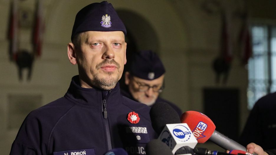 Warszawa, 11.11.2024. Komendant główny Policji nadinsp. Marek Boroń (L) podczas konferencji prasowej przed siedzibą Komendy Stołecznej Policji w Warszawie, 11 bm. Konferencja dotyczyła bezpieczeństwa podczas Marszu Niepodległości i obchodów Narodowego Święta Niepodległości. (sko) PAP/Tomasz Gzell