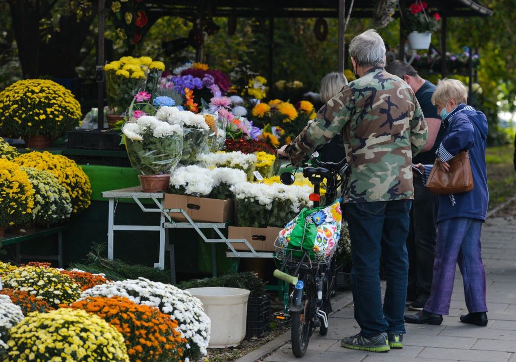 Chryzantemy to najczęściej pojawiające się kwiaty na straganach 