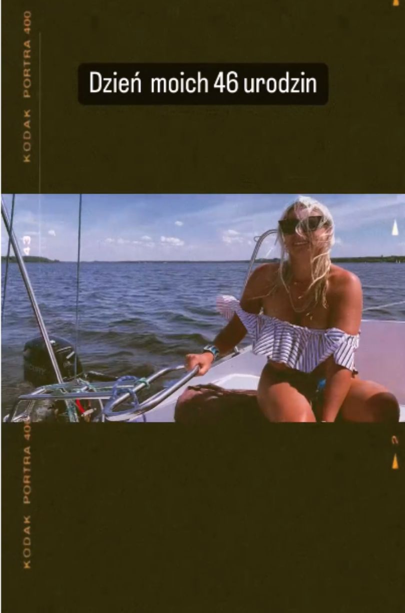 Maria Sadowska pozuje w bikini podczas żeglugi po jeziorze