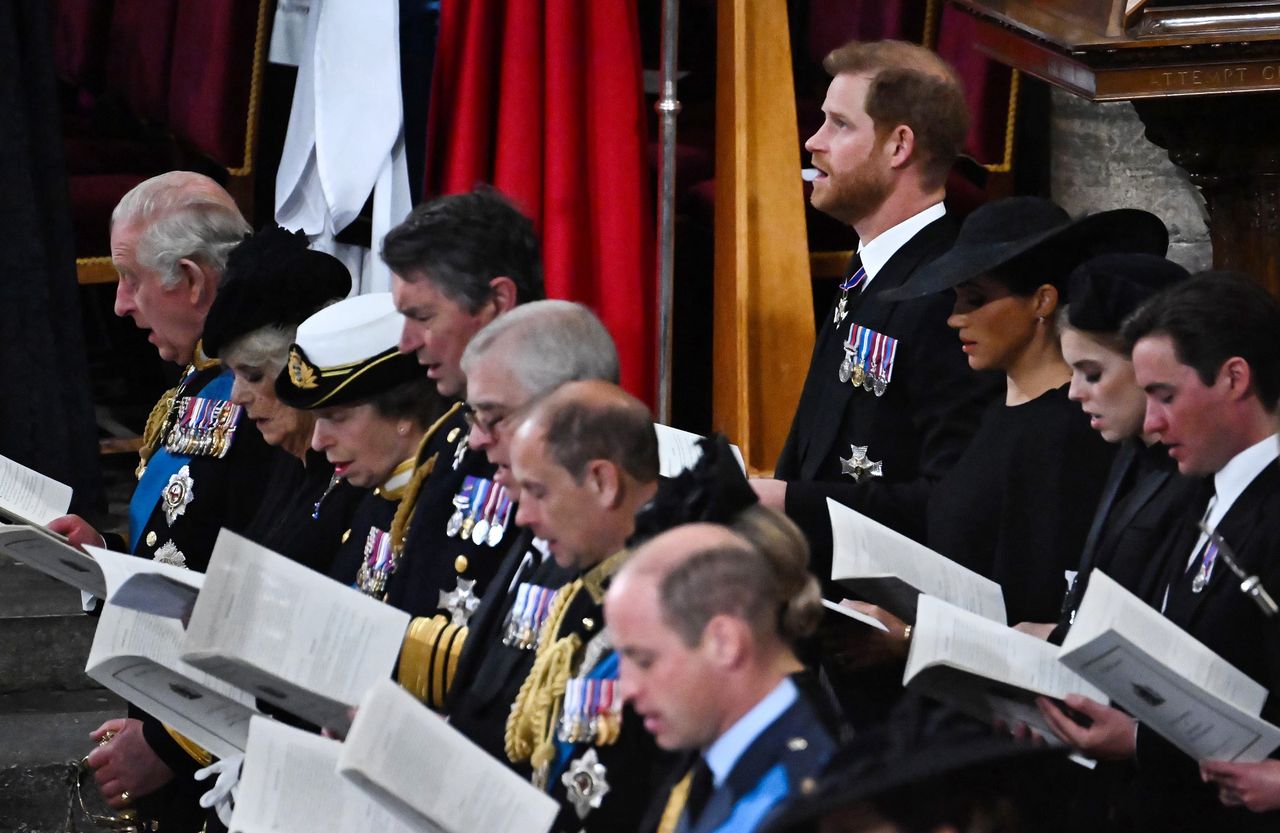 Pogrzeb Elżbiety II. Harry bez munduru, z dala od Williama