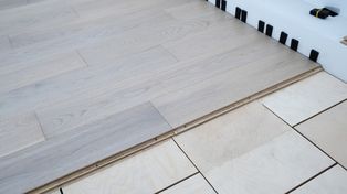 Remont bez kucia kafelków. Ten sposób odświeży starą podłogę w jeden dzień