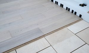 Remont bez kucia kafelków. Ten sposób odświeży starą podłogę w jeden dzień