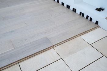 Remont bez kucia kafelków. Ten sposób odświeży starą podłogę w jeden dzień