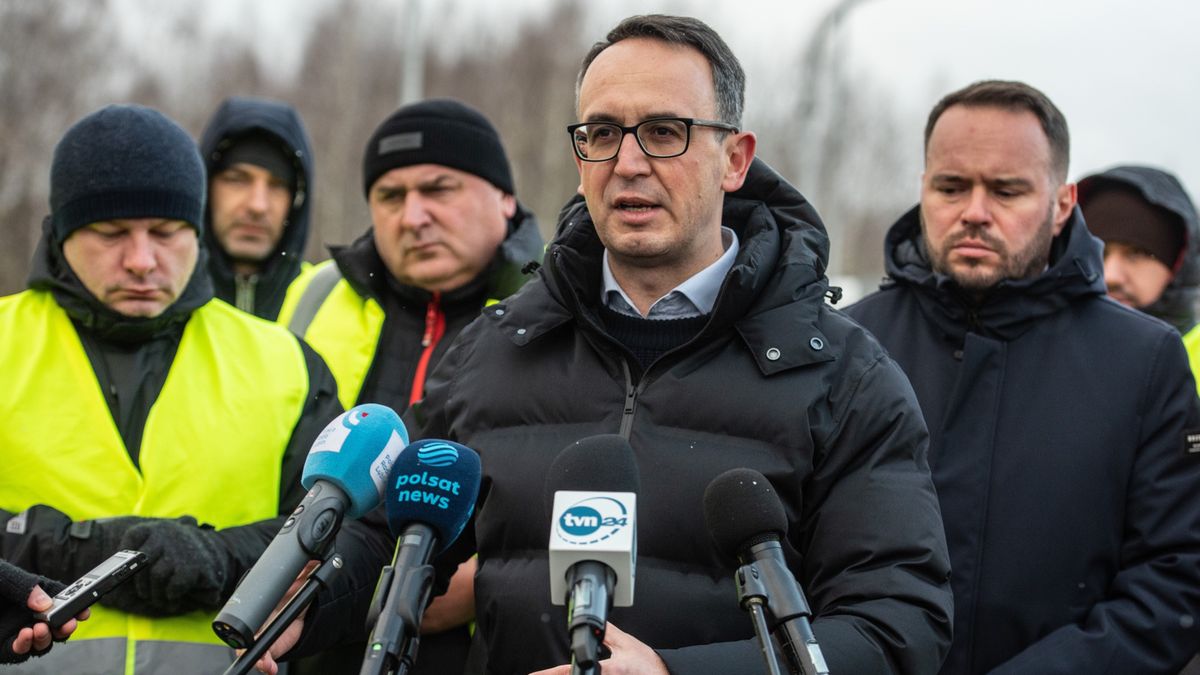 Dariusz Klimczak spotkał się z protestującymi przewoźnikami na drogowym przejściu granicznym w Dorohusku