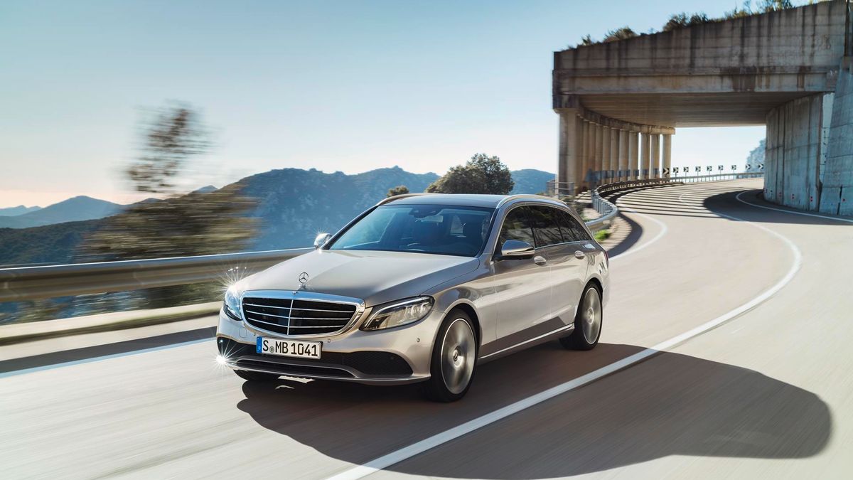 Przeprojektowany przedni zderzak i nowe wypełnienie reflektorów odróżnia nową Klasę C od poprzedniej. Mówi się, że to Volkswagen i Porsche piszą o liftingu niczego nie zmieniając. To gruba przesada. W przypadku Mercedesa aż trzeba było zajrzeć w starsze zdjęcia prasowe, by zrozumieć, o czym mowa. Tak, rzeczywiście coś się zmieniło - patrz zdjęcie poniżej.