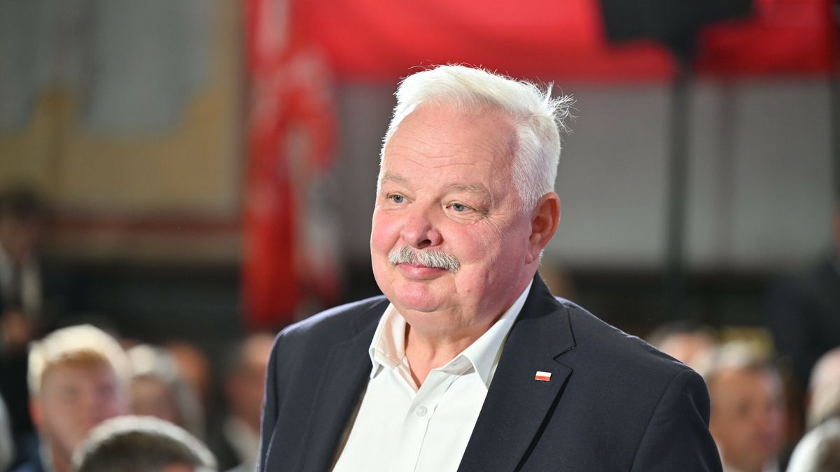 Spotkanie z Jaros?awem Kaczy?skim w Krakowie
Fot. Artur Barbarowski/East News, Krakow, 15.09.2025. Prezes PiS Jaroslaw Kaczynski w Krakowie na spotkaniu z sympatykami w Towarzystwie Spotowym Sokol. 
N/z: Jacek Osuch
Artur Barbarowski