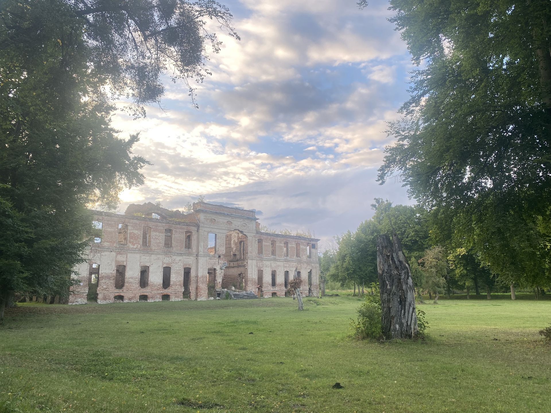Pałac w Kamieńcu z XVII wieku, dziś jego ruiny są jedynie dawnego zachwycającego piękna tych zabudowań. 