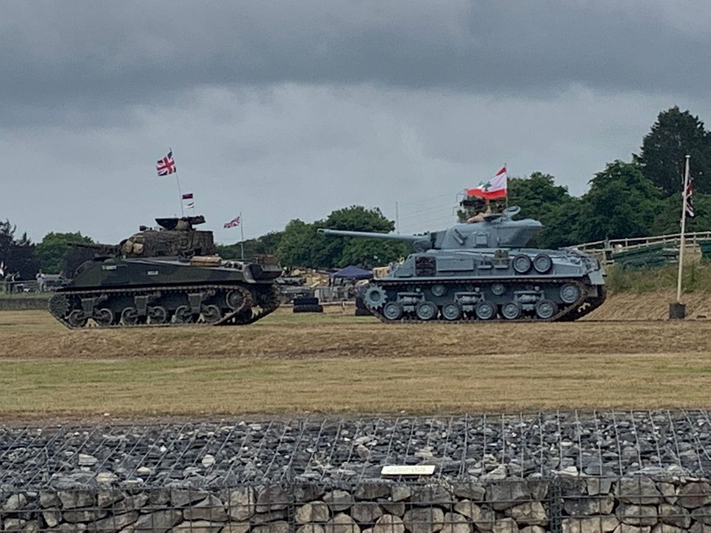 Klasyczny drugowojenny M4 Sherman i jego izraelska modernizacja M50.