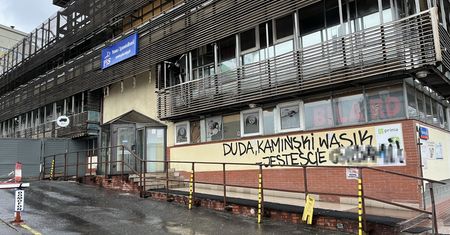 Siedziba PiS pomazana sprayem. Wielki napis z obelżywym słowem