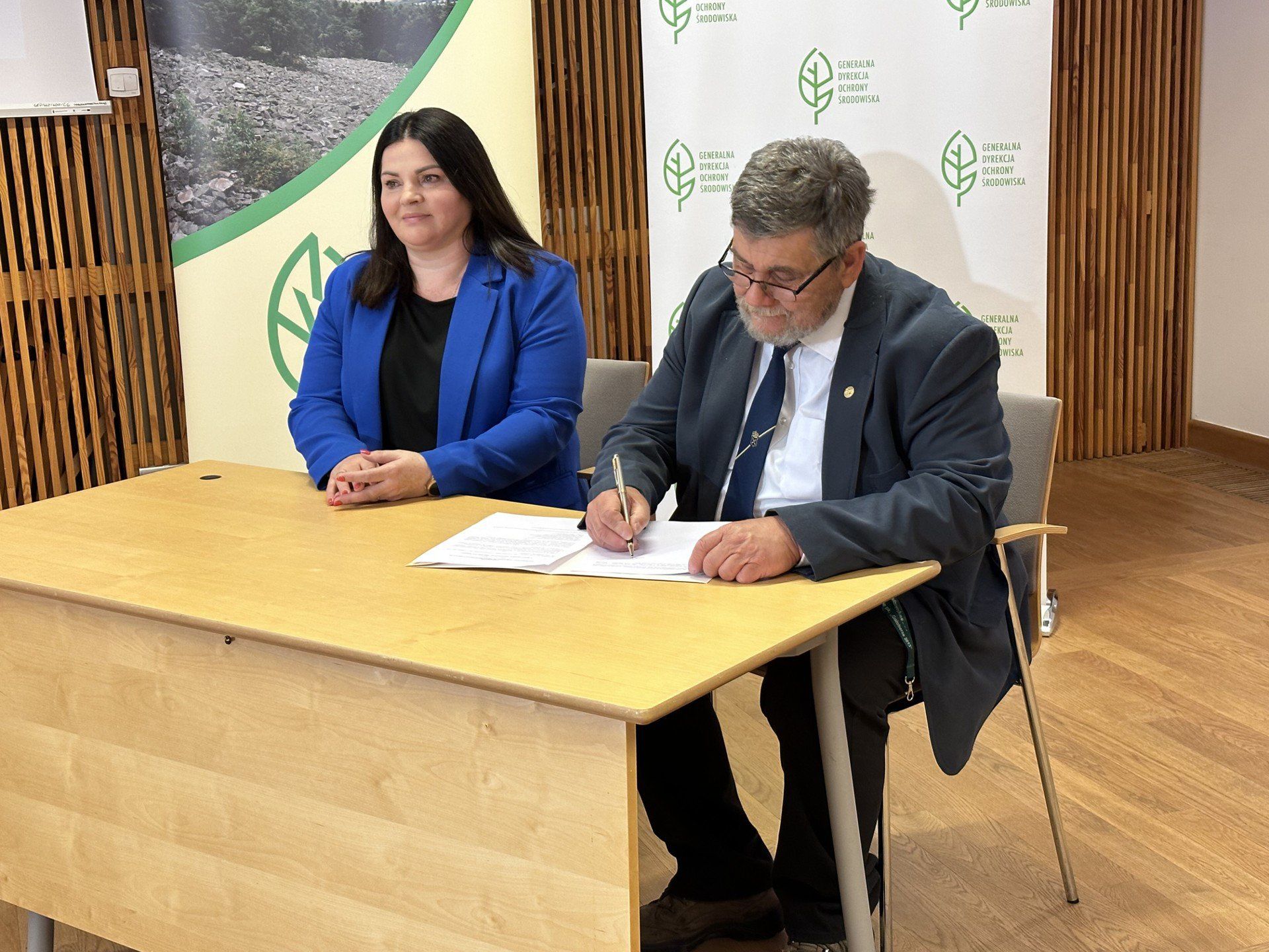 Dokument ustanawiający rezerwat podpisali regionalna dyrektor ochrony środowiska w Kielcach Iwona Kędzierska-Gębska oraz jej zastępca Lech Buchholz, Regionalny Konserwator Przyrody w Kielcach.