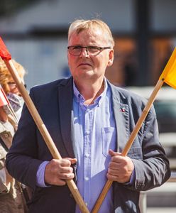 Przywiązał psa do samochodu. Były senator PiS stanął przed sądem