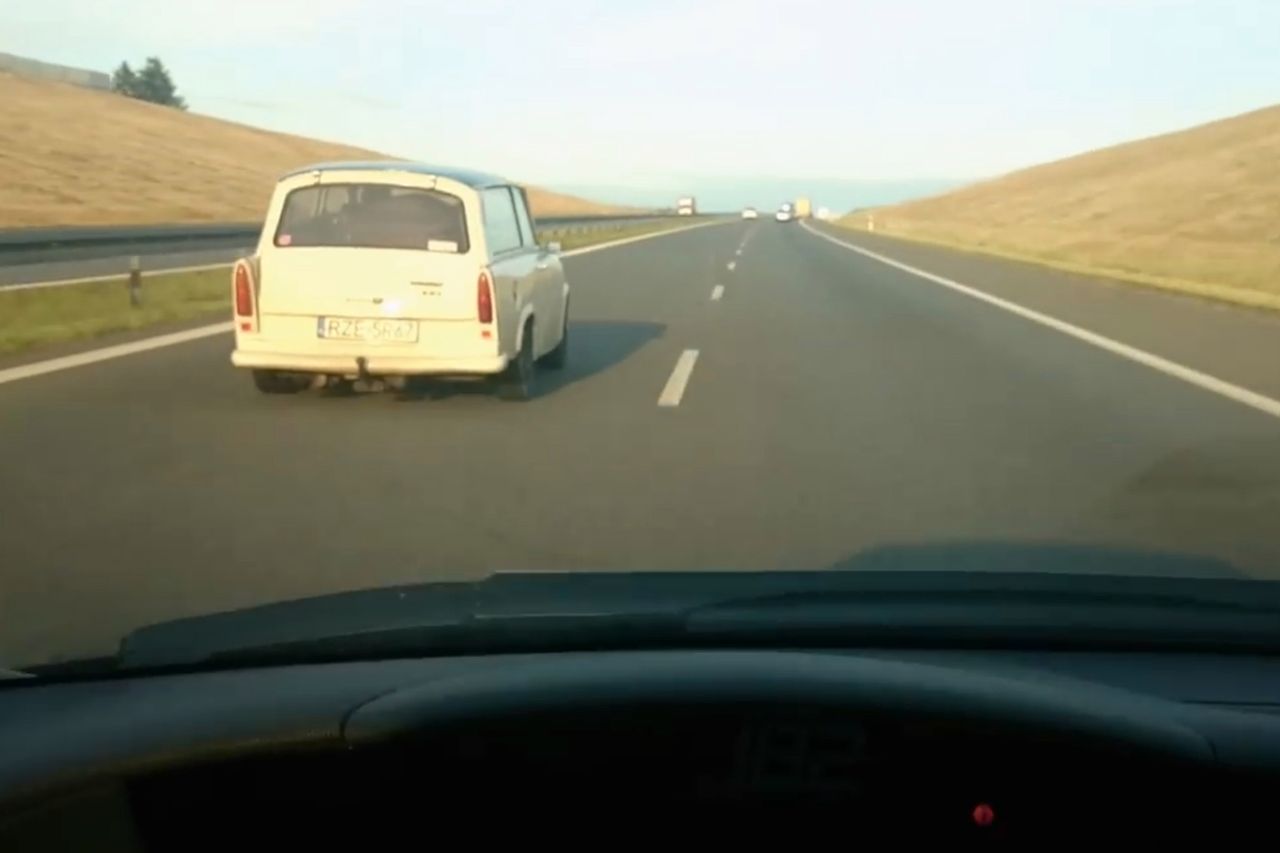 Trabant wyprzedza Civica jadącego 180 km/h