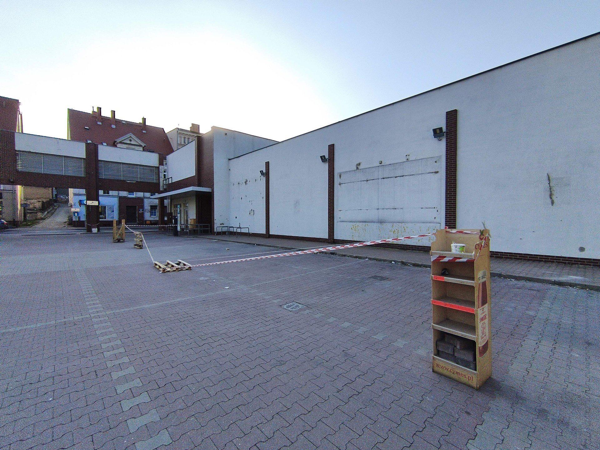 Parking przebudowywanego sklepu