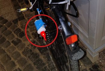 To nie fotomontaż. Elektryczny znicz zamiast światła