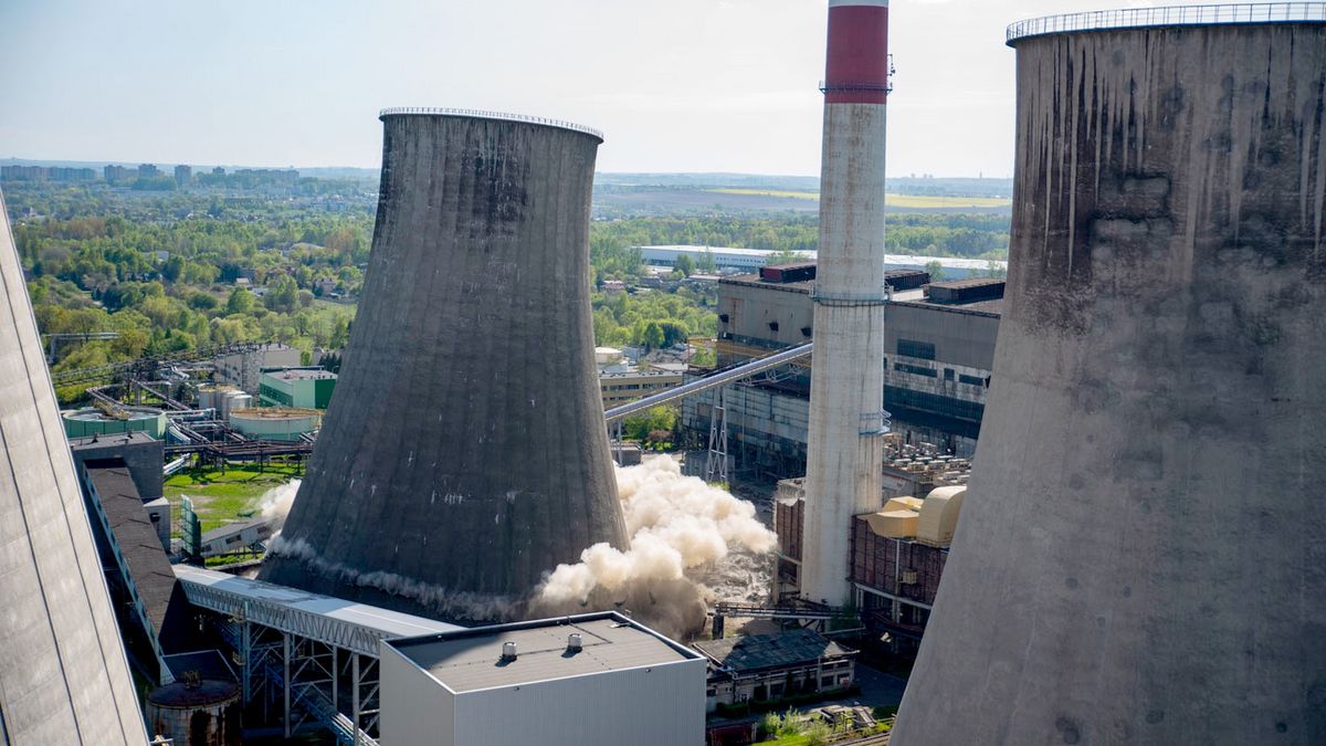 Moment wyburzania chłodni kominowej w Elektrowni Łagisza w Będzinie