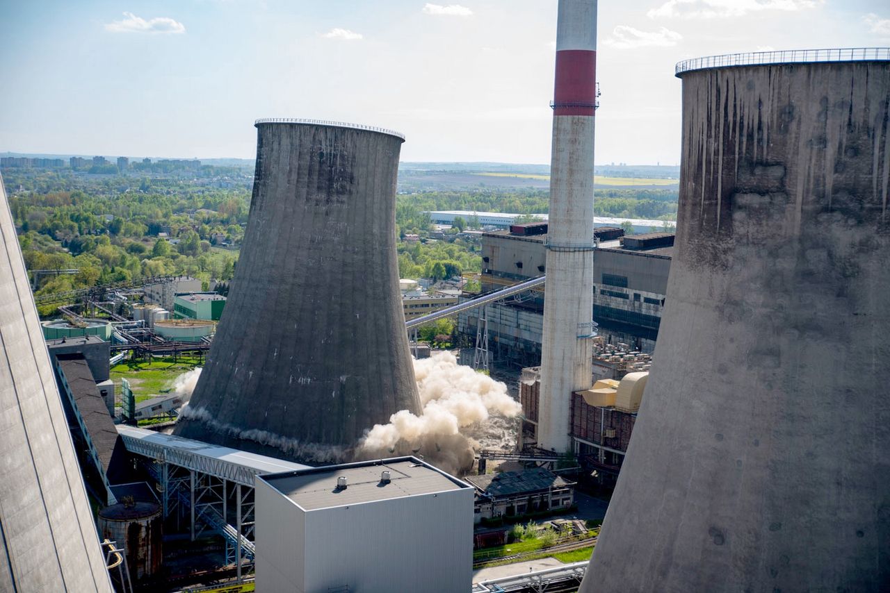 Tauron wysadził w powietrze nieczynną chłodnię. "Najbardziej korzystne rozwiązanie"