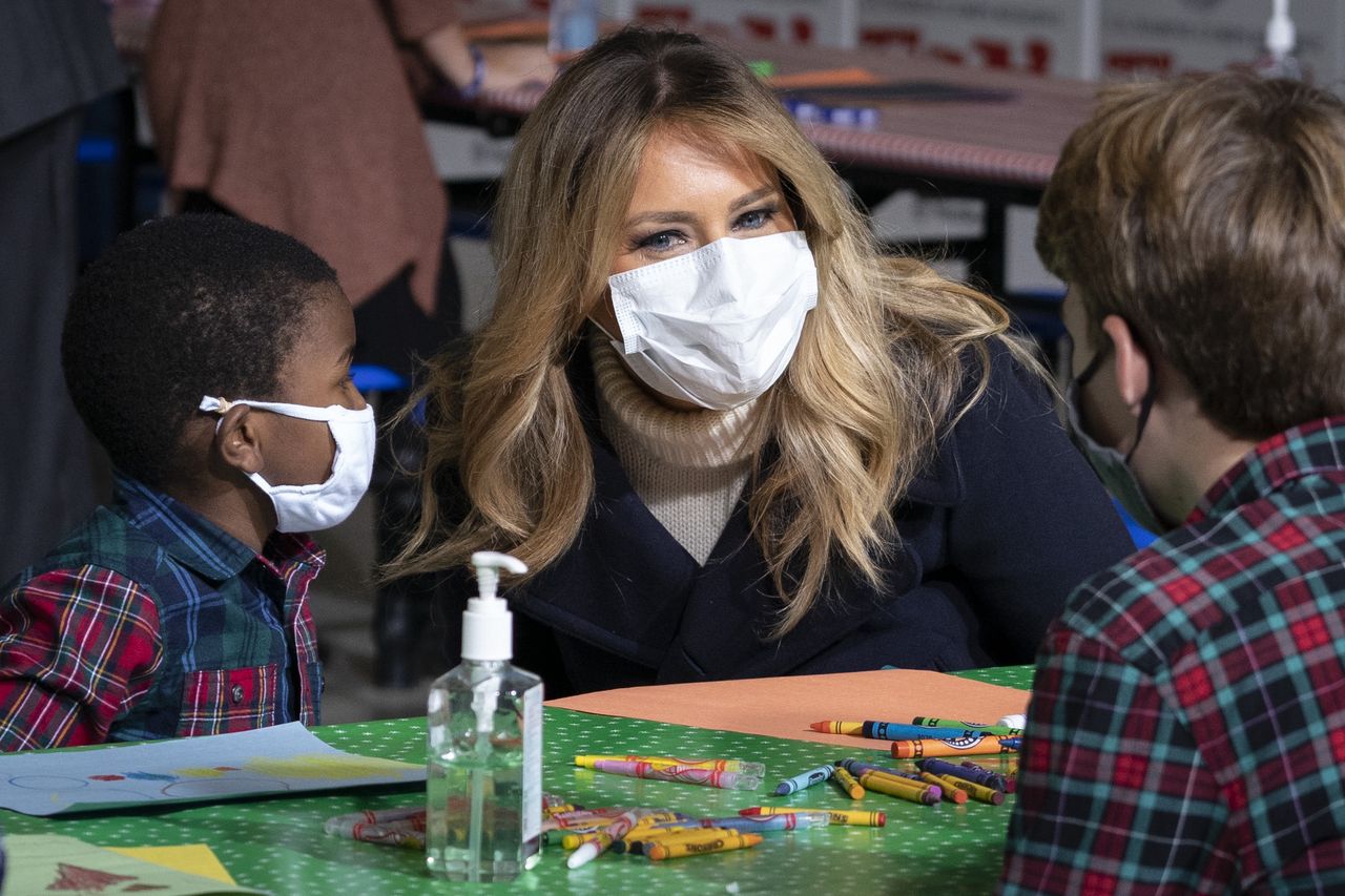 Melania Trump rozdaje dzieciom świąteczne prezenty. Wszyscy patrzą na jej buty