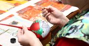 Fabryki bombek dostępne dla każdego. "Zabawa z kolorowym brokatem ujawnia często ukryte talenty"