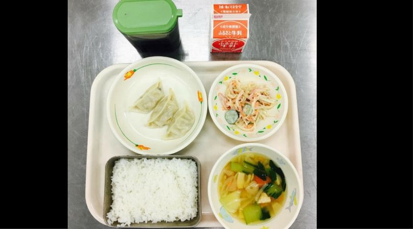 Obiad na stołówce szkolnej w Japonii przypomina składem obiad z Korei Południowej
