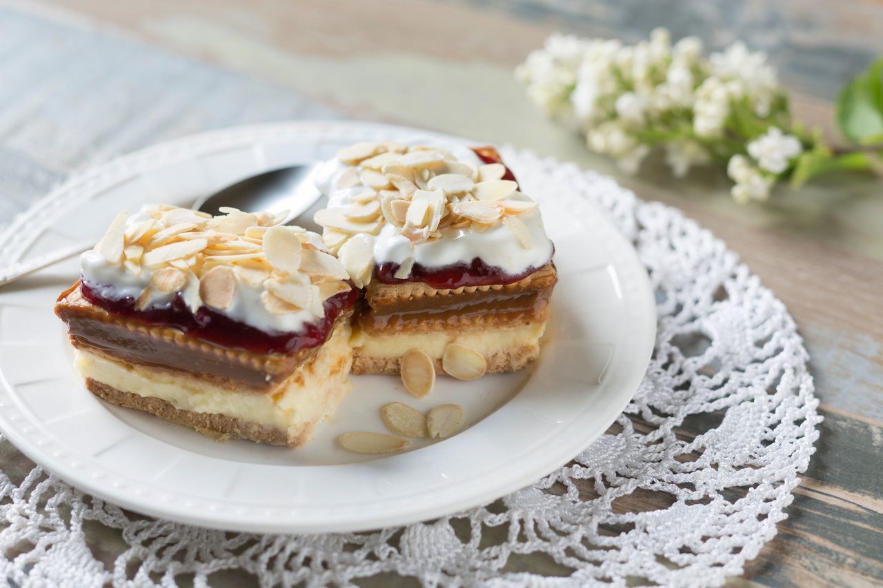 Layered no-bake cake