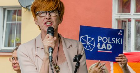 "Opozycja nam zdziczała". Rafalska grzmi na lokalnym wiecu