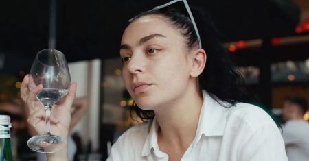 Warszawa wygląda tu zjawiskowo. Szkoda, że film usypia