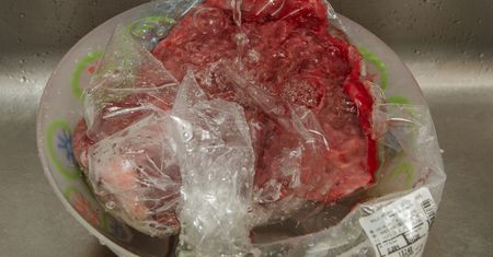 Niemal każdy rozmraża mięso w zimnej wodzie. Prawie nikt nie wie, dlaczego to robi