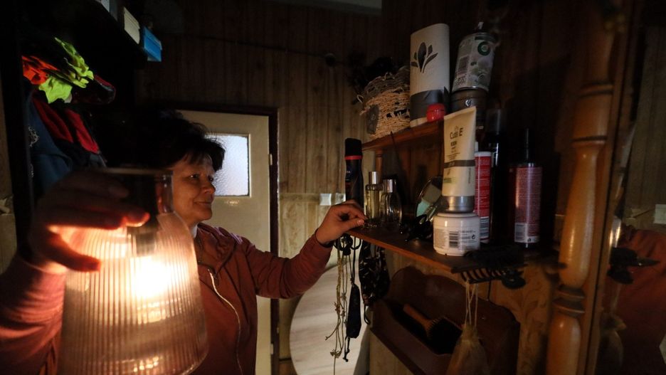 Mieszkańcy domu służbowego przy pałacu w Łysołajach (pow. łęczyński) od sierpnia żyją bez prądu. Na zdjęciu pani Barbara Bałaban.