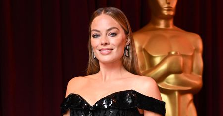 Oscary 2023. Margot Robbie błyszczy na gali w sukni Armani Prive (ZDJĘCIA)