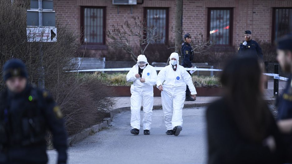 A man is shot dead in southern Stockholm
epa11272388 Police officers and police technicians on the scene after a person was shot dead at Skarholmen in southern Stockholm, Sweden, 10 April 2024 (issued 11 April 2024). A 39-year-old man was shot dead on 10 April evening at an underpass in Skarholmen. According to acting local police area chief Andreas Bagoly, an extensive investigative effort is underway.  EPA/OSCAR OLSSON SWEDEN OUT 
Dostawca: PAP/EPA.
OSCAR OLSSON
