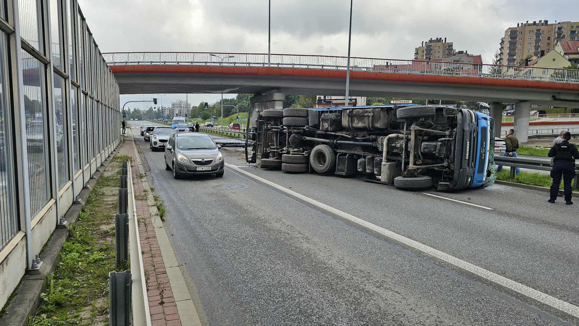 Przewrócona ciężarówka na Grunwaldzkiej w Kielcach