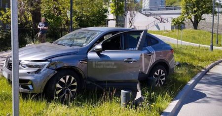 15-latek uderzył w radiowóz. Wynajął auto na cudze dane