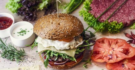 Wołowe burgery wyniszczają środowisko. Alternatywą wege odpowiedniki