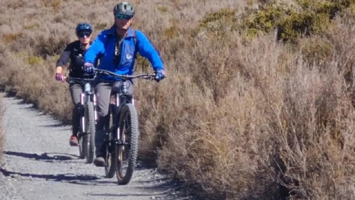 Rowerzyści na szlaku w parku narodowym Tongariro.