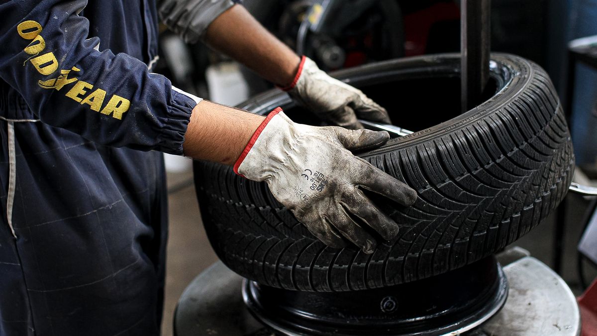 Opony całoroczne są coraz popularniejsze. Jeśli jednak jeździsz również w górach, wybierz "zimówki"