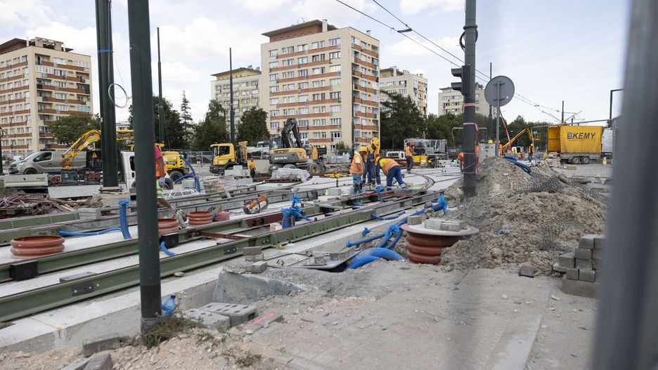 Na remontowanym fragmencie drogi i torowiska cały czas trwają roboty. Sprawdzamy postęp prac