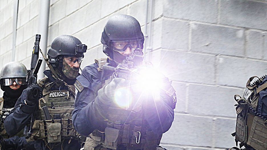 Warszawa. Do strzelaniny doszło w czwartek na Targówku. Uzbrojony mężczyzna popełnił samobójstwo