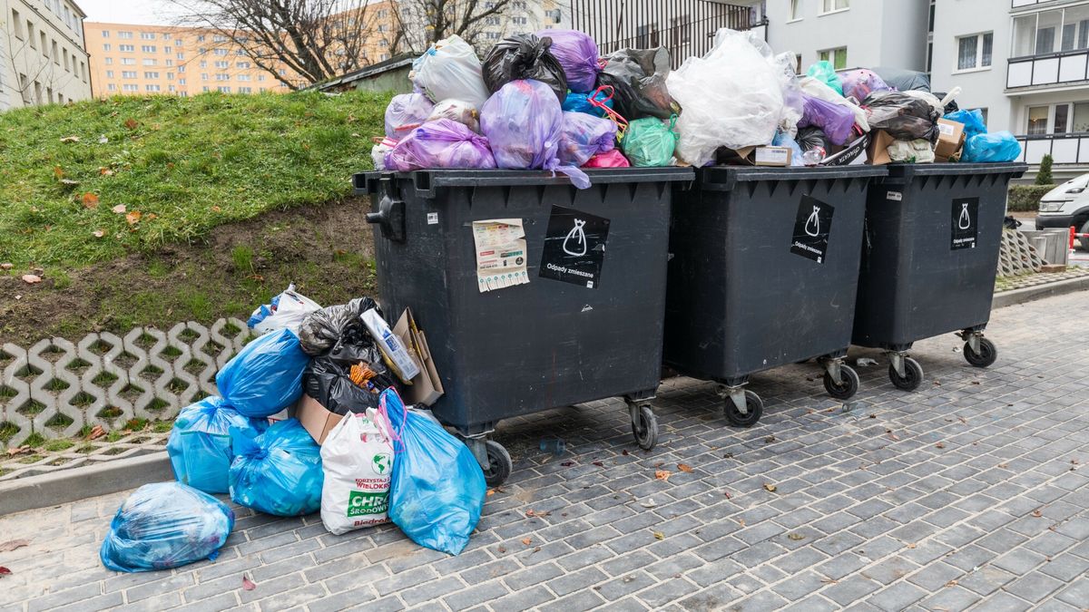 Od 2025 r. nie będzie można wyrzucać odzieży do kontenerów