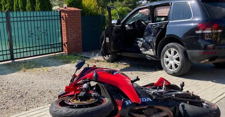 Śmierć motocyklisty. Uderzył w skręcające auto. Kilkadziesiąt minut walczyli o jego życie
