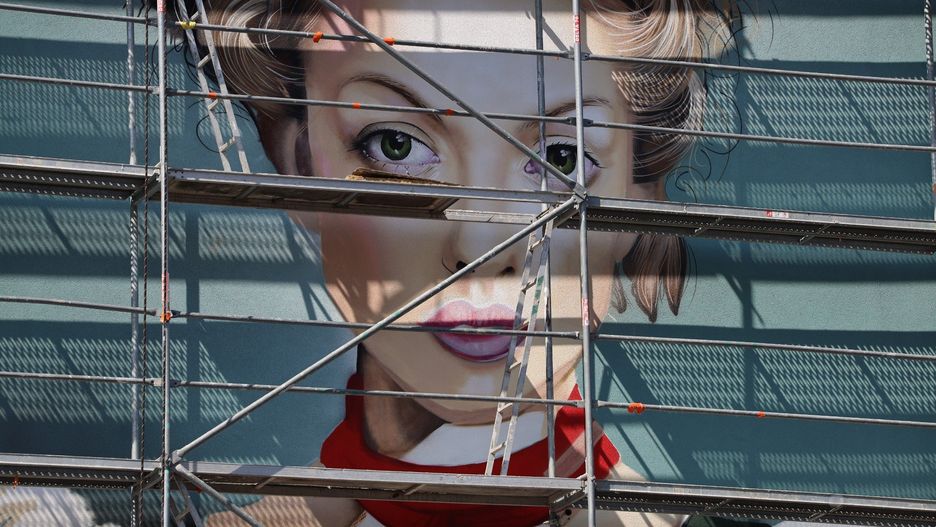 Świtezianka znów będzie zachwycać. Kończą odnawiać mural na osiedlu Trzech Wieszczów