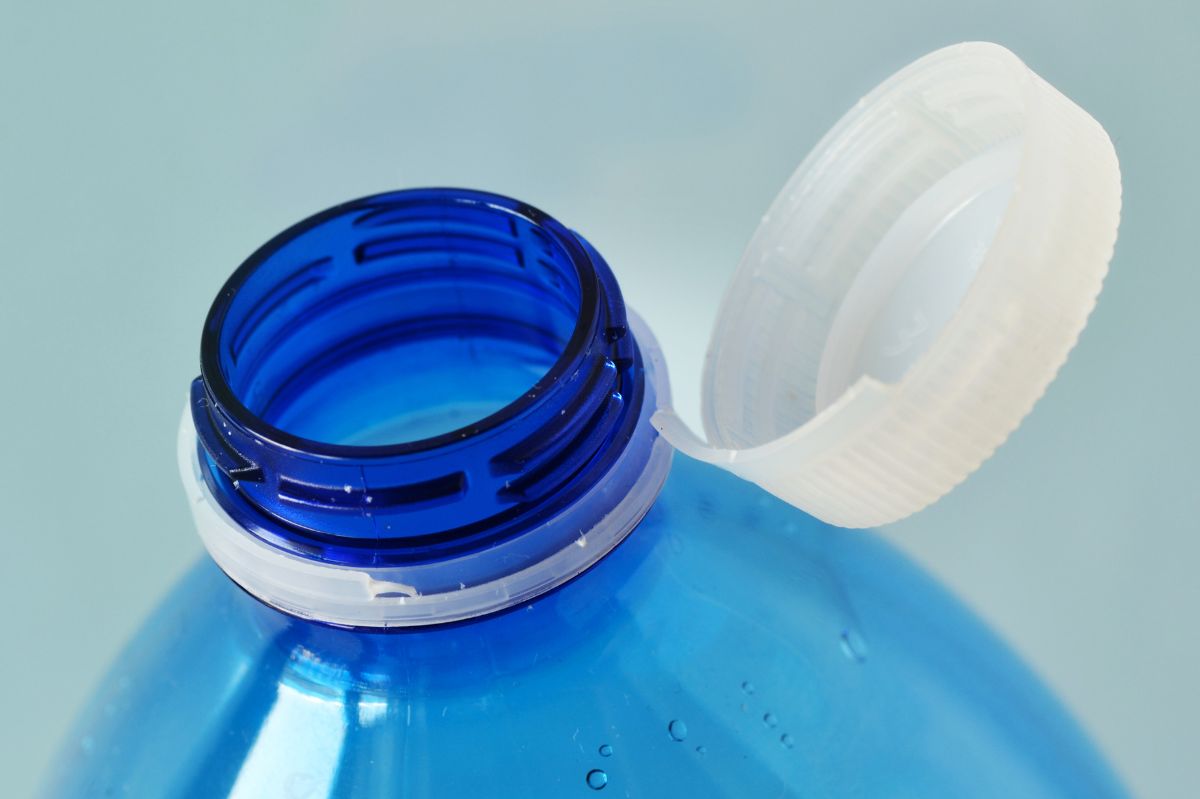 Since July, a new regulation has been in effect. It concerns bottle caps.