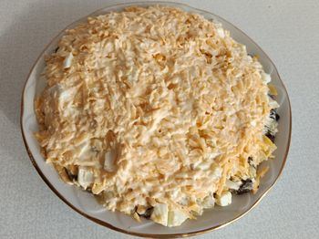 Tę sałatkę na Wielkanoc zrób w wanience. Znika ze stołu szybciej niż jarzynowa, bo goście wyjadają łyżkami