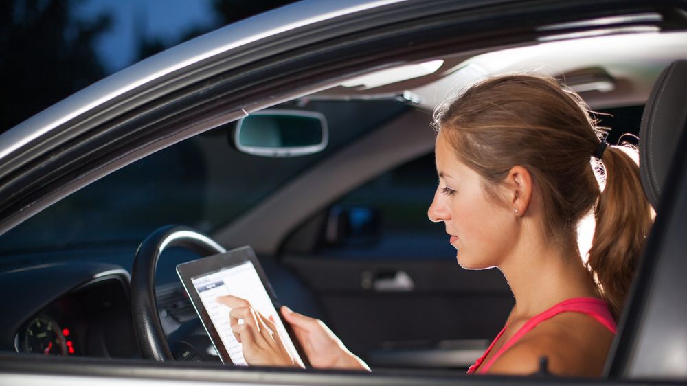 Zdjęcie kierowcy z tabletem z shutterstock.com