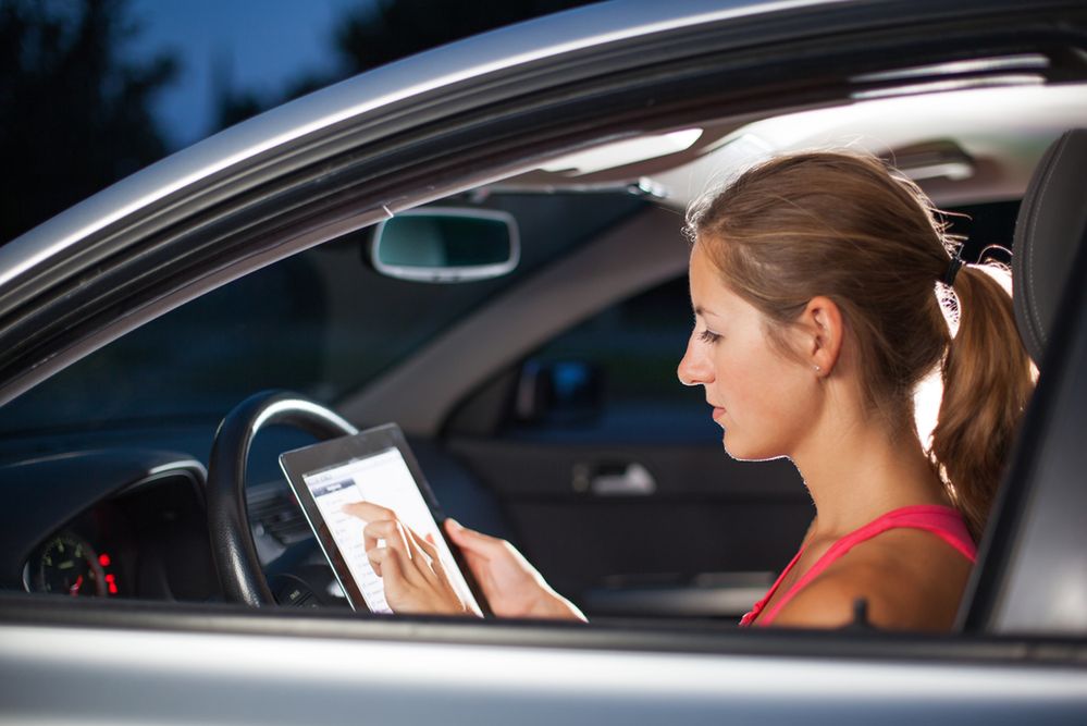 Młodzi kierowcy, telefony, muzyka i brak uwagi - wypadki zarejestrowane na wideo