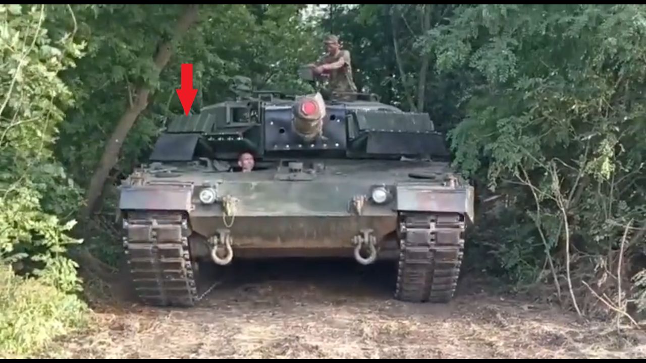 Ukraiński czołg Leopard 2 A4 z zamontowanymi kostkami pancerza Kontakt-1 i dodatkową ochroną jarzma działa.