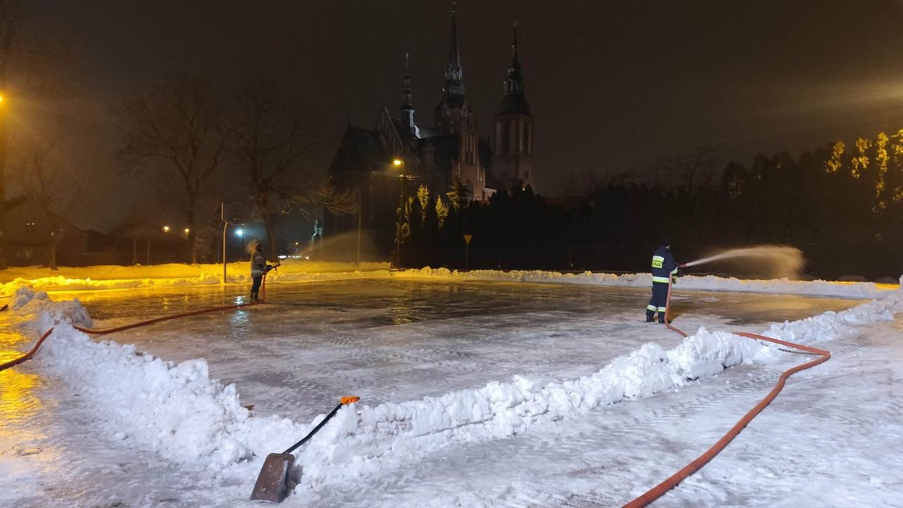 OSP Bielsk przygotowuje lodowisko dla mieszkańców. Zimowa atrakcja już wkrótce!