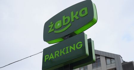 Napadli na Żabkę w centrum Lublina. Nożem zastraszyli kasjera, zabrali pieniądze, alkohol i papierosy
