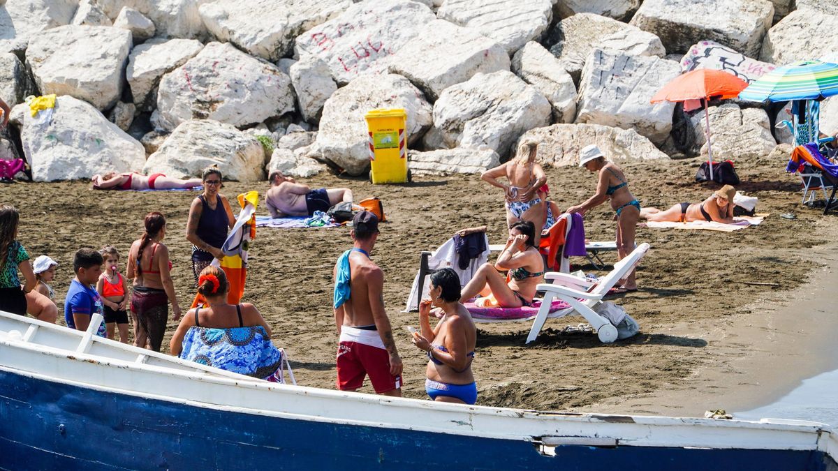 Italy's heat wave to get more intense this weekend
epa09361642 Bathers relax, sunbathe and  swim during a hot and muggy day in Naples, southern Italy, 24 July 2021. Italy's heat wave will get even hotter and stickier this weekend with temperatures rising to the mid-30s in Tuscany, Lazio, and Puglia, and as high as 42 in Sardinia.  EPA/CESARE ABBATE 
Dostawca: PAP/EPA.
CESARE ABBATE